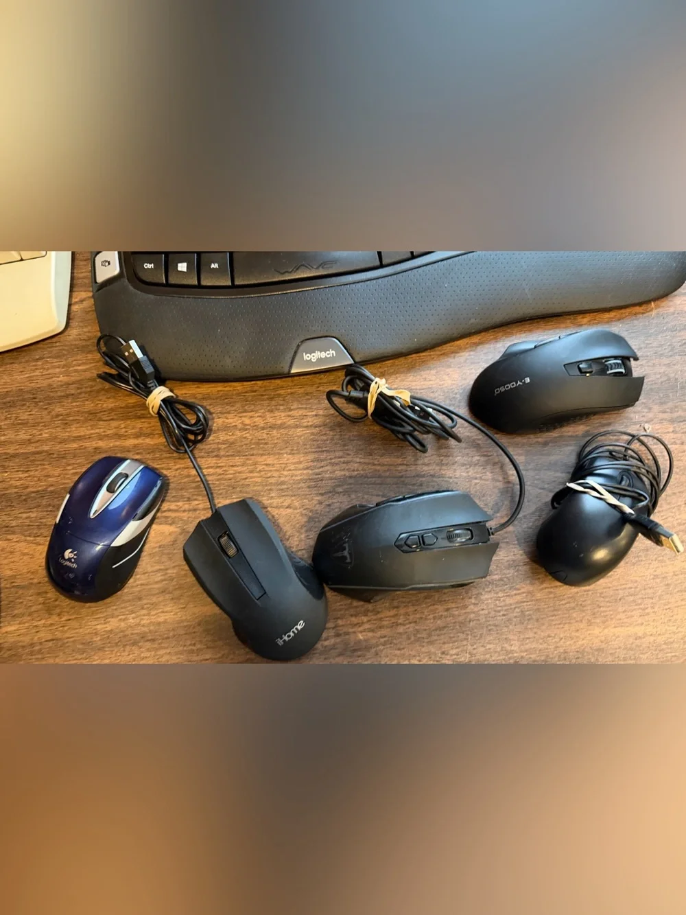 Keyboards & computer mouse lot Microsoft (black & ivory) Logitech